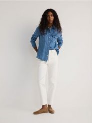 Jeansy mom fit slim - złamana biel. Jeansy damskie Reserved, bez wzorów, z bawełny, z podwyższonym stanem. W wyprzedaży za 99.99 zł.