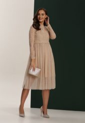 Beżowa Sukienka Jynerris. Brązowe sukienki damskie Born2be, m, z aplikacjami, z koronki, eleganckie, bez kołnierzyka, bez ramiączek, midi, rozkloszowane. Za 119.99 zł.