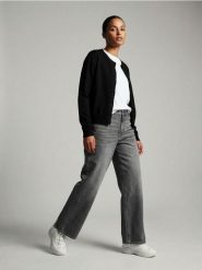 Wiskozowy kardigan - czarny. Czarne kardigany damskie Sinsay, l, bez wzorów, z wiskozy, bez kołnierzyka. Za 29.99 zł.