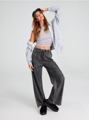 Jeansy high waist z szerokimi nogawkami - szary. Szare jeansy damskie Sinsay, bez wzorów, z bawełny, z podwyższonym stanem. Za 59.99 zł.