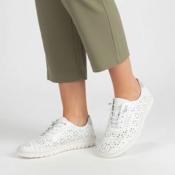 Półbuty damskie Rieker, cholewka skóra naturalna ażurowa konstrukcja z klasycznym sznurowaniem i lekka elastyczna podeszwa zapewniają przewiewność, b. Białe półbuty damskie Rieker, na lato, w ażurowe wzory, z jeansu, klasyczne, bez obcasa, na płaskiej podeszwie, bez zapięcia. Za 319.00 zł.