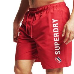 Spodenki kąpielowe męskie Superdry CODE APLLQUE 19INCH. Czerwone kąpielówki męskie Superdry, bez wzorów, z poliesteru, sportowe. W wyprzedaży za 173.20 zł.