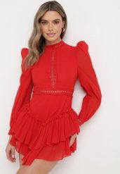 Czerwona Rozkloszowana Sukienka Kombinezon Mini z Falbankami Gilha. Czerwone sukienki damskie Born2be, m, z aplikacjami, z koronki, bez kołnierzyka, bez ramiączek, mini, rozkloszowane. Za 169.99 zł.