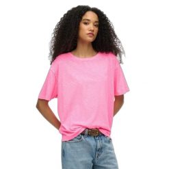 T-shirt damski z opadającymi ramionami Superdry Studios. Czerwone t-shirty damskie Superdry, bez wzorów, bez kołnierzyka, bez ramiączek. Za 104.30 zł.