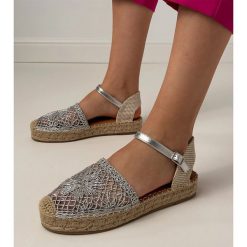 Srebrne sandały espadryle ażurowe srebrny. Szare sandały damskie w ażurowe wzory, z tkaniny, z okrągłym noskiem, bez obcasa, na platformie, bez zapięcia. Za 81.09 zł.