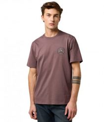 MESKA KOSZULKA WRANGLER SMALL GRAPHIC TEE PEPPERCORN 112371472. T-shirty męskie Wrangler, xl, bez wzorów, bez kołnierzyka, bez ramiączek. Za 79.99 zł.