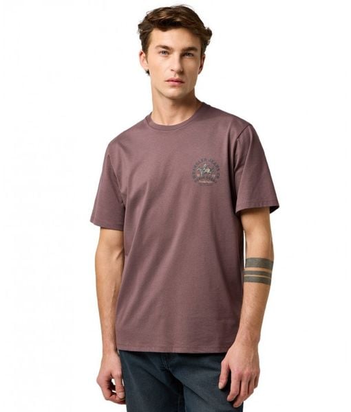 MESKA KOSZULKA WRANGLER SMALL GRAPHIC TEE PEPPERCORN 112371472. T-shirty męskie Wrangler, xl, bez wzorów, bez kołnierzyka, bez ramiączek. Za 79.99 zł.