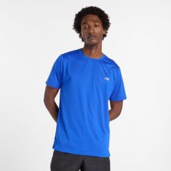 Koszulka męska New Balance MT41222BUM – niebieska. Niebieskie koszulki sportowe męskie New Balance, m, bez wzorów, z materiału, bez ramiączek, na fitness i siłownię. Za 149.99 zł.