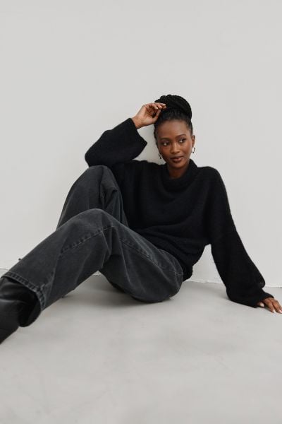 Spodnie jeansowe z szerokimi nogawkami w kolorze WASHED BLACK - MANHATTAN. Czarne spodnie materiałowe damskie Marsala, z aplikacjami, z denimu, casualowe. Za 459.90 zł.