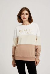 Bluza z nadrukiem ciemnobeżowa. Brązowe bluzy damskie MOODO, m, bez wzorów, z bawełny, bez ramiączek, bez kaptura. W wyprzedaży za 54.99 zł.