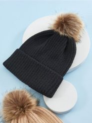 Czapka z pomponem - czarny. Czarne czapki damskie Sinsay, bez wzorów, z materiału. Za 25.99 zł.