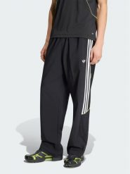 Adidas Spodnie dresowe Care Bears KR1480 Czarny Oversize. Czarne spodnie sportowe męskie Adidas, m, bez wzorów, z bawełny. Za 219.99 zł.
