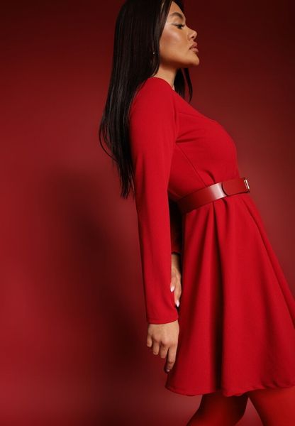 Czerwona Rozkloszowana Sukienka o Klasycznym Kroju Temiriela. Czerwone sukienki damskie Renee, na co dzień, l, bez wzorów, eleganckie, bez kołnierzyka, bez ramiączek, mini, proste. Za 79.99 zł.