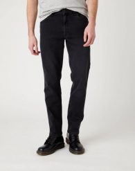 WRANGLER GREENSBORO MĘSKIE SPODNIE JEANSOWE JEANSY BLACK CROW W15QHP363 112141190. Czarne spodnie materiałowe męskie Wrangler, bez wzorów, z bawełny, z obniżonym stanem. Za 229.99 zł.