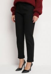 Czarne Jeansy o Kroju Mom Fit z Bawełną i Wysokim Stanem Tasemi. Czarne jeansy damskie Born2be, bez wzorów, z bawełny, eleganckie, z podwyższonym stanem. Za 29.99 zł.