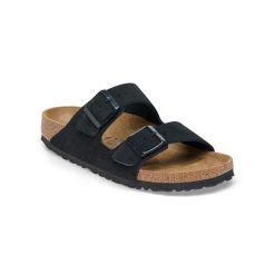 Klapki Birkenstock Arizona LEVE Black 1027164. Czarne klapki damskie Birkenstock, bez wzorów, z gumy, wakacyjne, z okrągłym noskiem, bez obcasa, bez zapięcia. Za 470.53 zł.