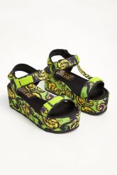 Sandały damskie na platformie VERSACE JEANS COUTURE. Sandały damskie Versace Jeans Couture, bez wzorów, z jeansu, bez obcasa, na platformie, bez zapięcia. W wyprzedaży za 598.95 zł.
