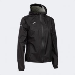 Kurtka do biegania damska Joma R-City Iconic Raincoat. Czarne kurtki sportowe damskie Joma, s, bez wzorów, z poliamidu, bez ramiączek, bez kaptura, do biegania. Za 309.99 zł.