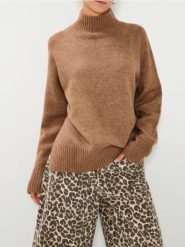 Sweter ze stójką - brązowy. Brązowe swetry nierozpinane damskie Sinsay, l, bez wzorów, bez kołnierzyka, bez ramiączek. Za 59.99 zł.