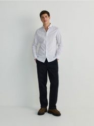 Koszula slim fit w paski - jasnoniebieski. Niebieskie koszule męskie Reserved, l, bez wzorów, z bawełny, bez kołnierzyka, bez ramiączek. W wyprzedaży za 69.99 zł.