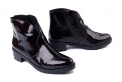 RIEKER Y0553-35 red, botki damskie. Czerwone botki damskie Rieker, bez wzorów, bez obcasa, na obcasie, bez zapięcia. Za 279.92 zł.