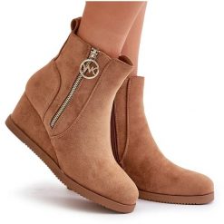 Ocieplane Botki Na Koturnie Z Ozdobnym Zamkiem Eko Zamszowe Camel Leretha brązowe. Brązowe botki damskie bez wzorów, z zamszu, eleganckie, bez obcasa, na koturnie, bez zapięcia. Za 180.18 zł.