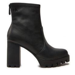 Botki Calvin Klein. Czarne botki damskie Calvin Klein, bez wzorów, bez obcasa, na słupku, bez zapięcia. Za 399.99 zł.