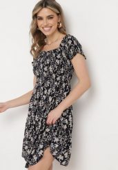 Granatowa Bawełniana Sukienka z Dekoltem Typu Hiszpanka i Lekką Falbanką Hannesia. Niebieskie sukienki damskie Born2be, na co dzień, na lato, l, bez wzorów, z bawełny, eleganckie, bez kołnierzyka, bez ramiączek, mini. Za 34.99 zł.
