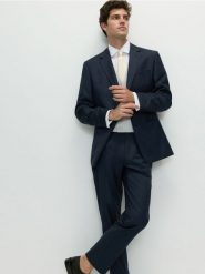 Marynarka slim fit z dodatkiem wełny - granatowy. Niebieskie garnitury męskie Reserved, bez wzorów, z tkaniny. W wyprzedaży za 279.99 zł.