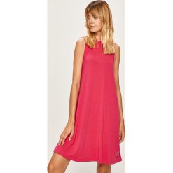 Tommy Jeans - Sukienka. Czerwone sukienki damskie Tommy Jeans, na co dzień, m, bez wzorów, z dzianiny, casualowe, bez kołnierzyka, bez ramiączek, midi, proste. W wyprzedaży za 229.90 zł.