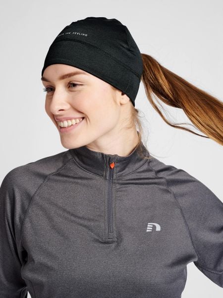 Czapka Newline Core. Czarne czapki damskie Newline, bez wzorów, z dzianiny, sportowe. Za 116.00 zł.