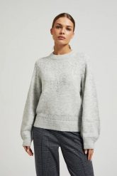 Sweter ozdobiony błyszczącą nitką szary. Szare swetry nierozpinane damskie MOODO, l, bez wzorów, z elastanu, bez kołnierzyka, bez ramiączek. W wyprzedaży za 63.99 zł.