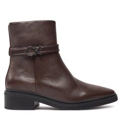 Botki Calvin Klein. Brązowe botki damskie Calvin Klein, bez wzorów, bez obcasa, na płaskiej podeszwie, bez zapięcia. Za 809.99 zł.
