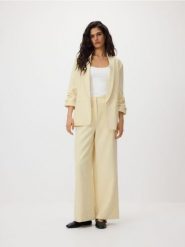 Marynarka z dodatkiem wiskozy - jasnożółty. Żółte marynarki i żakiety damskie Reserved, bez wzorów, z tkaniny, bez kołnierzyka, bez ramiączek. Za 199.99 zł.