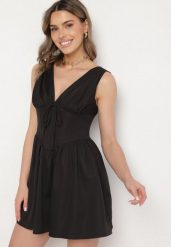 Czarna Sukienka Vices o Rozkloszowanym Kroju z Wiązaniem Foliseia. Czarne sukienki damskie Born2be, na co dzień, l, bez wzorów, z jeansu, eleganckie, bez kołnierzyka, bez ramiączek, mini, rozkloszowane. Za 109.99 zł.