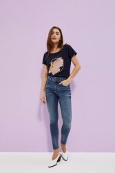 Jeansy push up z ozdobnym pasem granatowe. Niebieskie jeansy damskie MOODO, bez wzorów, z bawełny, długie. W wyprzedaży za 41.99 zł.