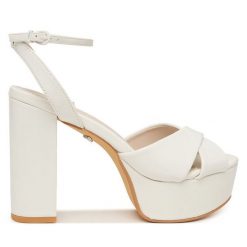 Sandały Buffalo. Białe sandały damskie Buffalo, bez wzorów, bez obcasa, na słupku, bez zapięcia. Za 429.99 zł.