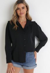 Czarna Koszula z Falbaną przy Ramionach i Kołnierzem Sarya. Czarne koszule damskie Born2be, bez wzorów, z tkaniny, bez kołnierzyka, bez ramiączek. Za 89.99 zł.
