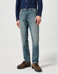 WRANGLER MĘSKIE SPODNIE JEANSOWE GREENSBORO SAGE WASH 112357417 W15Q008821. Jeansy męskie Wrangler, z jeansu. Za 229.99 zł.