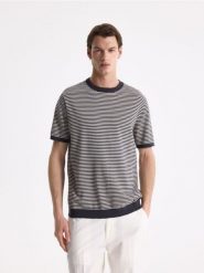 Bawełniany sweter z krótkim rękawem - czarny. Czarne swetry męskie Reserved, l, bez wzorów, z bawełny, bez kołnierzyka, bez ramiączek. Za 99.99 zł.