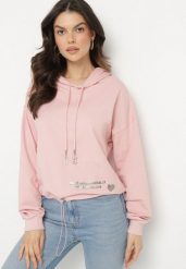 Różowa Bluza z Bawełną i Kapturem Ozdobiona Sznurkami i Cyrkoniami Amoienna. Czerwone bluzy damskie Born2be, l, z aplikacjami, z bawełny, casualowe, bez ramiączek, z kapturem. Za 59.99 zł.