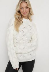 Jasnobeżowy Luźny Sweter w Ozdobny Splot Ujuvertta. Brązowe swetry nierozpinane damskie Born2be, bez wzorów, z dzianiny, eleganckie, bez kołnierzyka, bez ramiączek. Za 84.99 zł.