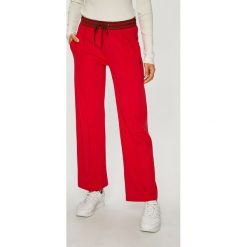 Scotch & Soda - Spodnie. Czerwone spodnie materiałowe damskie Scotch & Soda, bez wzorów, z dzianiny, casualowe, z podwyższonym stanem. W wyprzedaży za 219.90 zł.