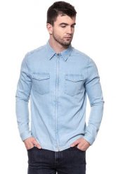 KOSZULA JEANSOWA MĘSKA WRANGLER SHACKET LIGHT INDIGO W5A031D4E 112129921. Niebieskie koszule męskie Wrangler, m, bez wzorów, z jeansu, bez kołnierzyka, bez ramiączek. W wyprzedaży za 79.99 zł.