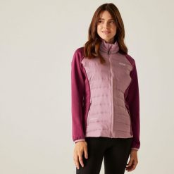 Clumber V damska kurtka hybrydowa. Fioletowe kurtki sportowe damskie Regatta, bez wzorów, z materiału, bez ramiączek, bez kaptura, trekkingowe. W wyprzedaży za 264.55 zł.