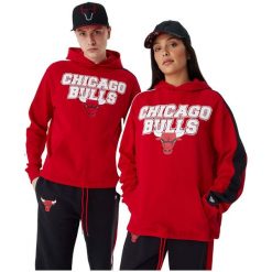 Bluza męska New Era NBA Large Graphic OS Hoody Chicago Bulls. Czerwone bluzy męskie New Era, m, bez wzorów, casualowe, bez ramiączek, bez kaptura. Za 249.99 zł.