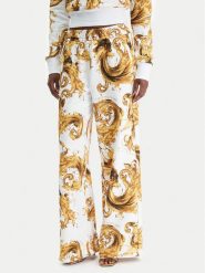 Versace Jeans Couture Spodnie dresowe 80HAA320 FS196 Biały Regular Fit. Białe spodnie materiałowe damskie Versace Jeans Couture, bez wzorów, z bawełny. Za 1,179.00 zł.