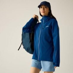 Damska wodoodporna kurtka turystyczna z kapturem Oklarna. Niebieskie kurtki sportowe damskie Regatta, bez wzorów, z materiału, bez ramiączek, z kapturem. W wyprzedaży za 429.99 zł.