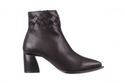 Botki Bayla-195 20K-6811 Black 195005, Czarny, Skóra naturalna - 41. Czarne botki damskie Bayla, bez wzorów, ze skóry, klasyczne, bez obcasa, bez zapięcia. W wyprzedaży za 249.00 zł.