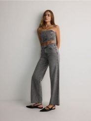 Jeansy z aplikacją na nogawkach - szary. Szare jeansy damskie Reserved, z aplikacjami, z bawełny. W wyprzedaży za 69.99 zł.